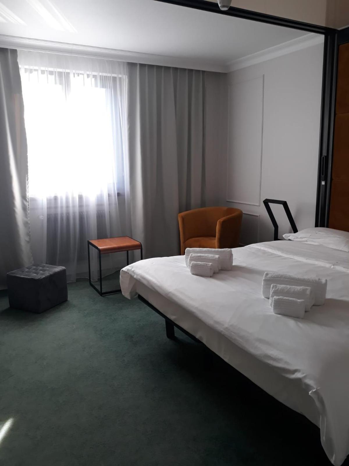 בארצ'יס Hotel Celis מראה חיצוני תמונה